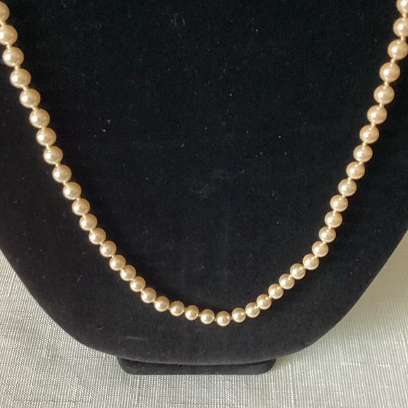Cream Pearl Necklace with Classic Strand Design - Picture 2 of 3